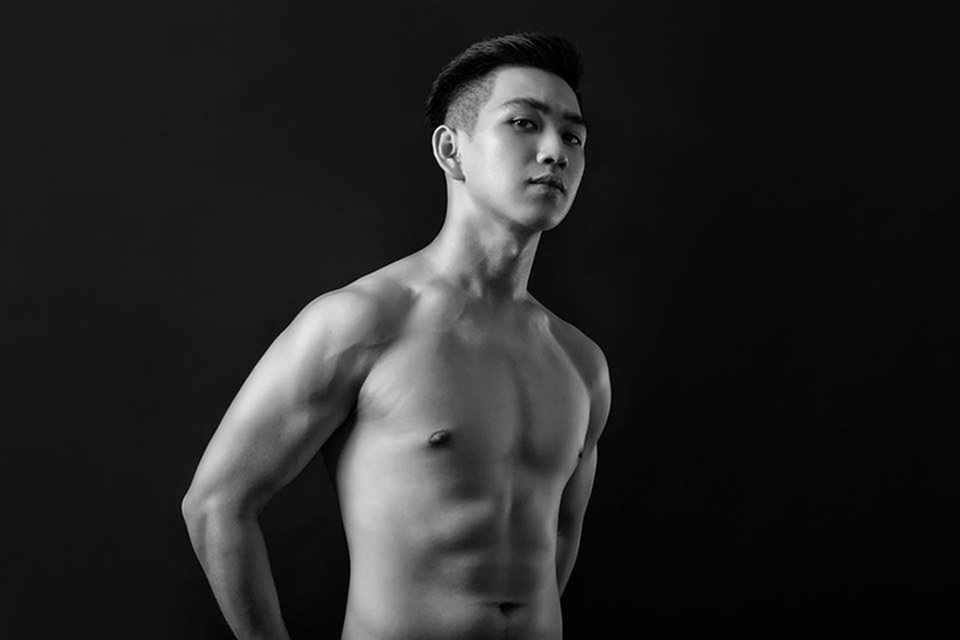 “Hot boy” Kinh tế đẹp trai, hát hay, đàn giỏi được nhiều cô gái thầm mến - 5 Mỗi ngày khi đi học, đi làm về, Lâm đều tập gym. Đó là bí quyết khiến cho cậu có vóc dáng đẹp như thế này.