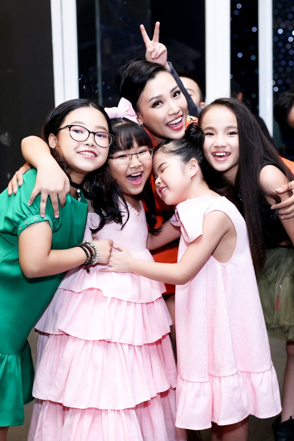 MC Hoàng Oanh tìm niềm vui trong công việc sau chuyện tình buồn - 8 “Nữ MC triệu view” luôn biết cách lôi kéo, trò chuyện với các thí sinh trước mỗi vòng thi, tạo ra không gian thoải mái cho các bạn trẻ. Kết thúc mỗi phần trình diễn, Hoàng Oanh luôn dành nụ cười và những cái ôm khích lệ động viên, tiếp thêm sự tự tin đến các bé.