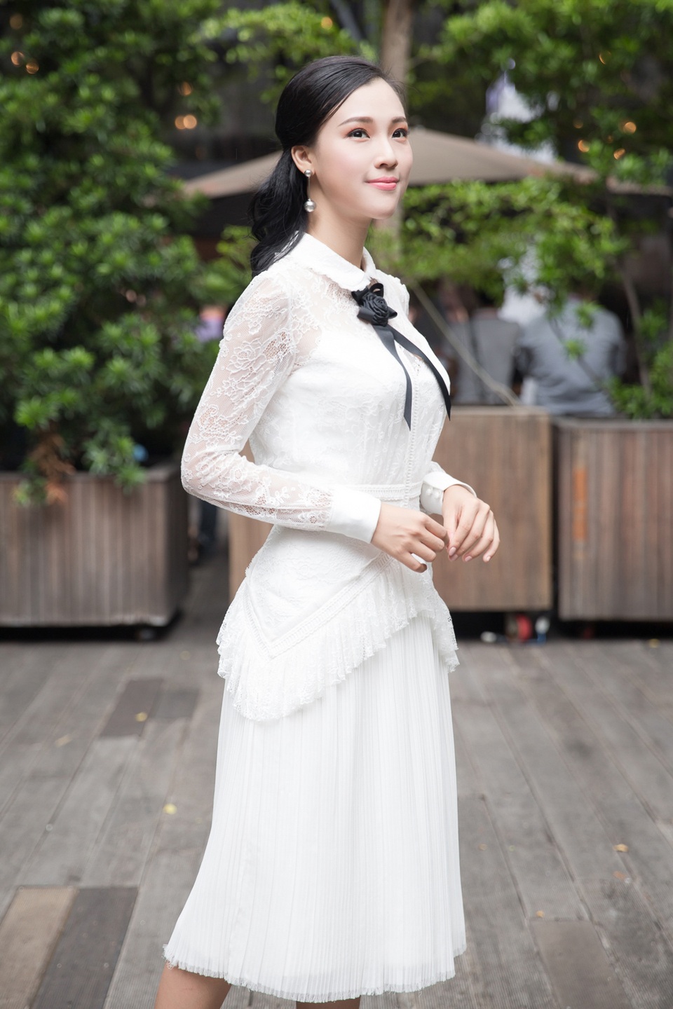 Hoàng Oanh “sánh đôi” Johnny Trí Nguyễn sau khi xác nhận chia tay bạn trai - 1 Khép lại một câu chuyện tình từng rất đẹp và không nhuốm màu scandal, Hoàng Oanh và bạn trai cũ vẫn coi nhau là những người bạn tốt.