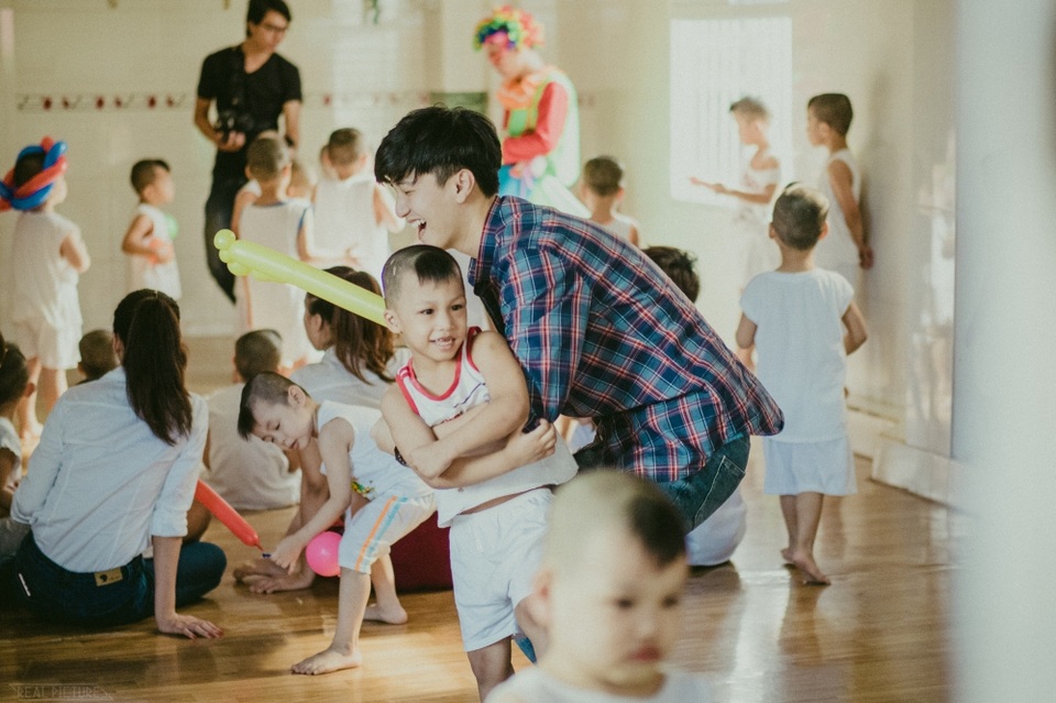 Huỳnh Anh - bạn trai Hoàng Oanh cũng đồng hành cùng cô trong chuyến đi. Huỳnh Anh nô đùa cùng các em nhỏ.