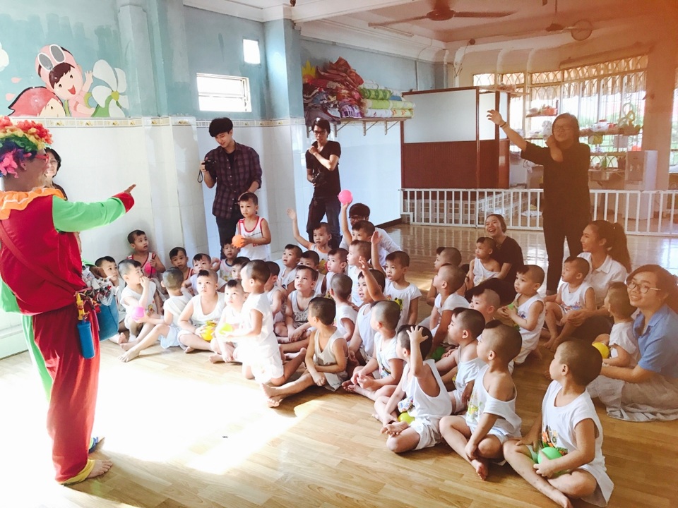 Á hậu Hoàng Oanh đến Tây Ninh tặng quà trẻ em kém may mắn - 8