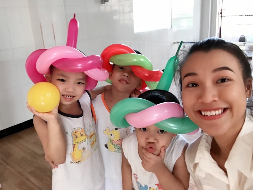 Á hậu Hoàng Oanh đến Tây Ninh tặng quà trẻ em kém may mắn - 4