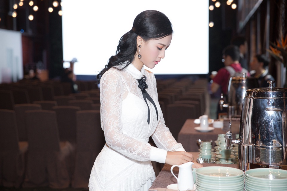 Hoàng Oanh “sánh đôi” Johnny Trí Nguyễn sau khi xác nhận chia tay bạn trai - 9 Nữ MC hi vọng sẽ có thêm thật nhiều mạnh thường quân đỡ đầu cho các em nhỏ tại Làng trẻ em SOS để các em có một tương lai rộng mở, tươi sáng. Niềm vui làm mẹ đỡ đầu của các em nhỏ mồ côi khiến Hoàng Oanh cảm thấy cuộc sống mình ý nghĩa hơn.