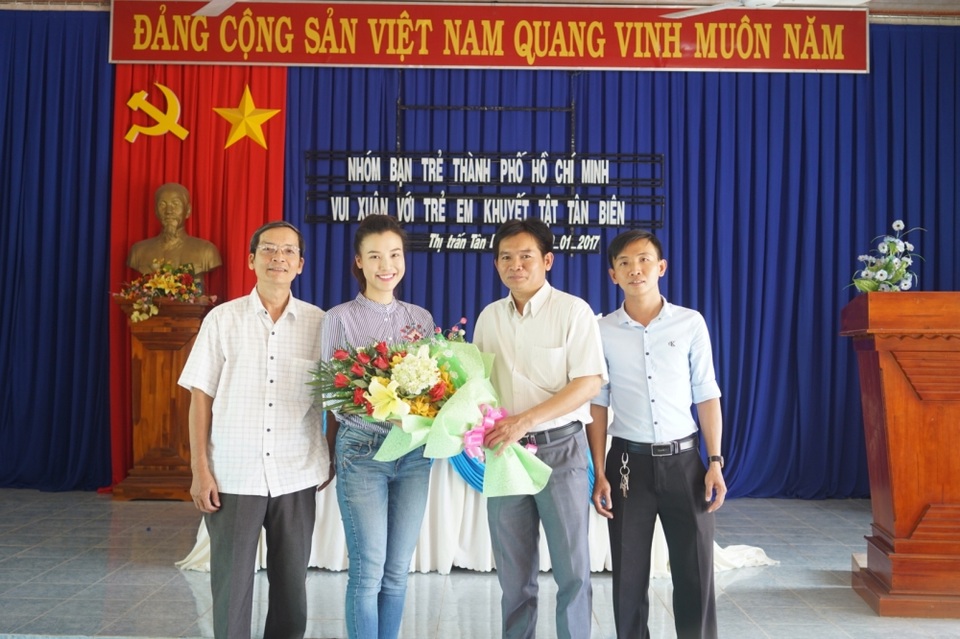 Á hậu Hoàng Oanh đến Tây Ninh tặng quà trẻ em kém may mắn - 3