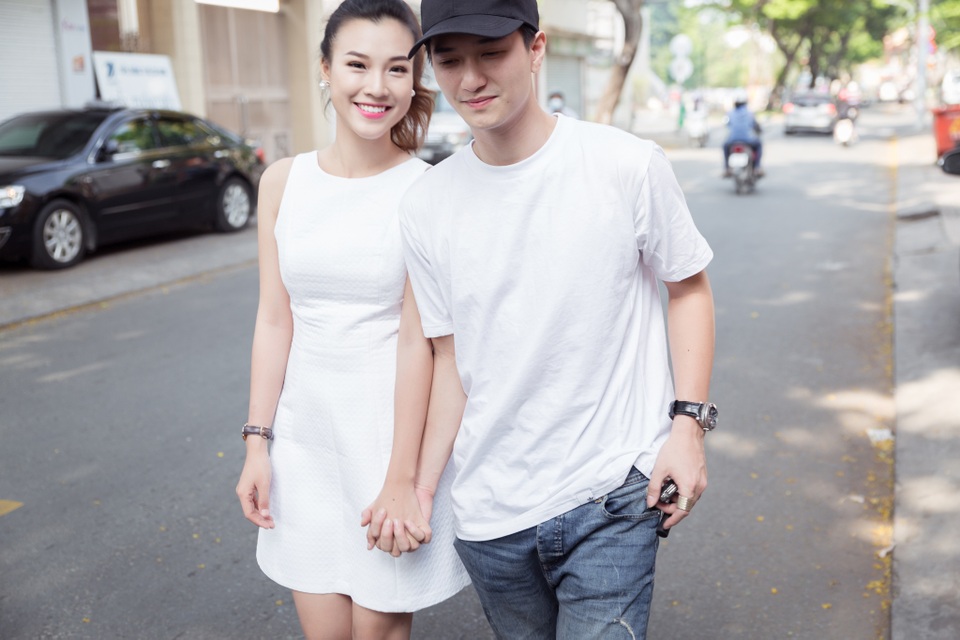 Cả hai mặc trang phục trắng ton sur ton.