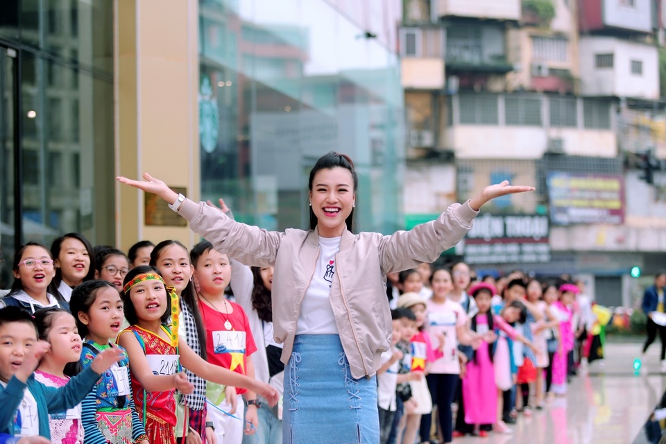 Á hậu Hoàng Oanh thấy mình "trẻ gần chục tuổi" khi dẫn Vietnam Idol Kids - 8 Á hậu Hoàng Oanh thấy mình "trẻ gần chục tuổi" khi dẫn Vietnam Idol Kids - 8