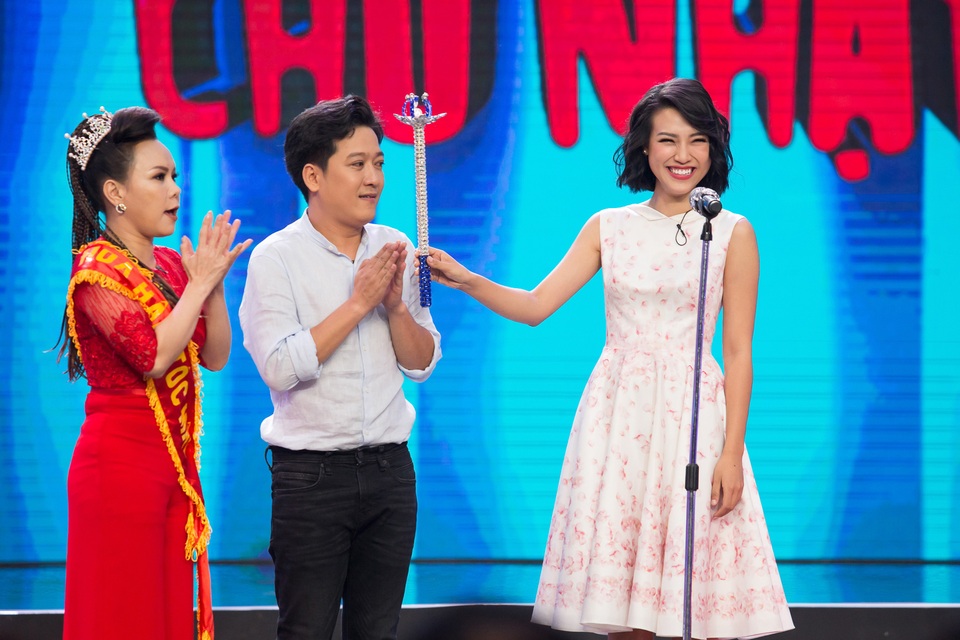 Á hậu Hoàng Oanh im lặng khi bị bắt gặp thân mật trai ngoại quốc - 3
Trường Giang và Hoàng Oanh tếu táo trêu đùa nhau.