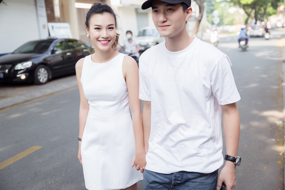 Hoàng Oanh và Huỳnh Anh tình tứ nắm chặt tay.