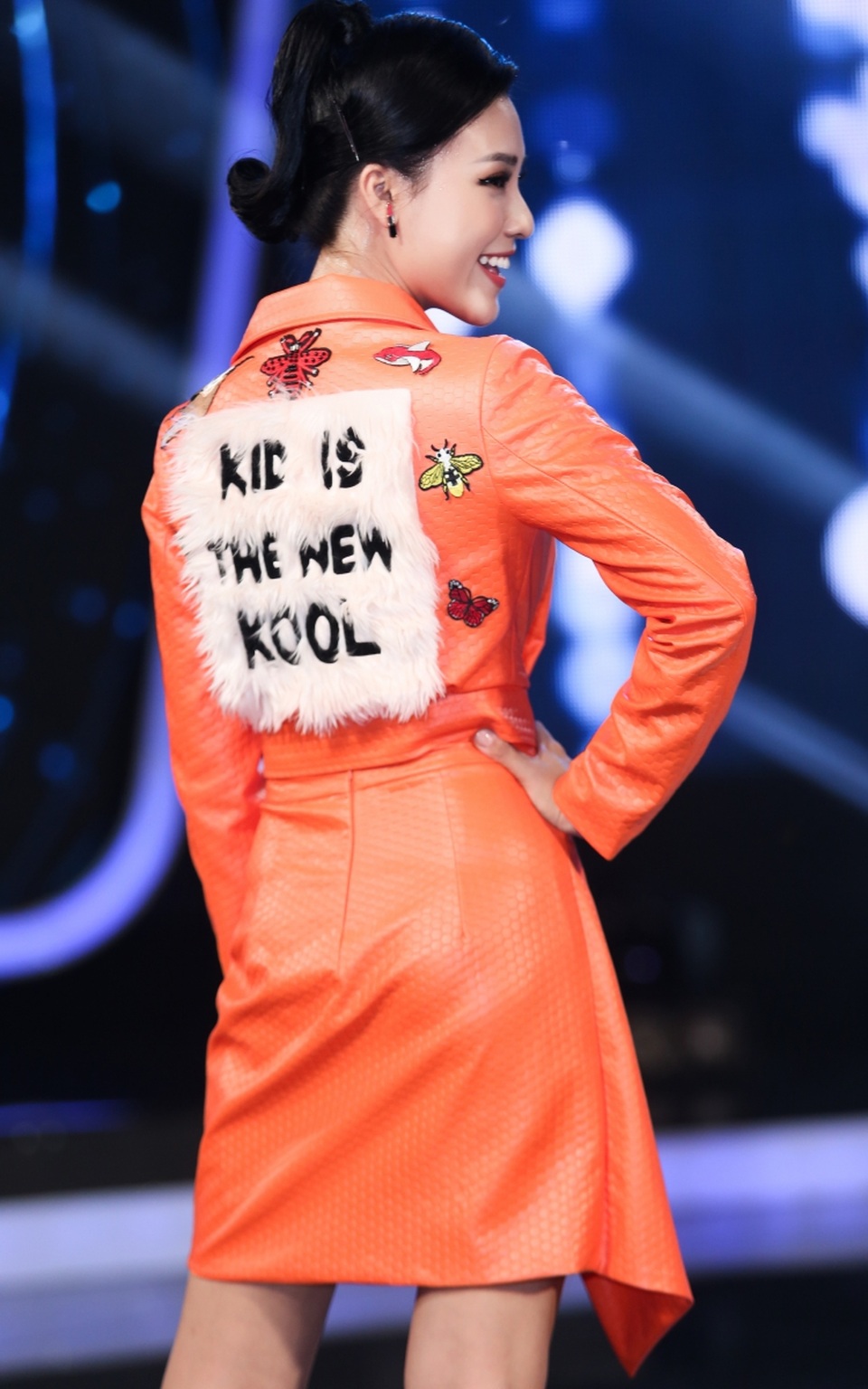 MC Hoàng Oanh tìm niềm vui trong công việc sau chuyện tình buồn - 6 Đặc biệt, lưng áo có dòng slogan “Kid is the new kool” (tạm dịch: Trẻ em là làn gió mới), hài hoà với tính chất cuộc thi.