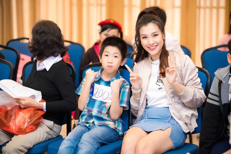 Á hậu Hoàng Oanh thấy mình "trẻ gần chục tuổi" khi dẫn Vietnam Idol Kids - 6 Á hậu Hoàng Oanh thấy mình "trẻ gần chục tuổi" khi dẫn Vietnam Idol Kids - 6