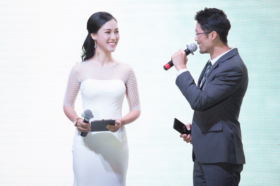 Hoàng Oanh “sánh đôi” Johnny Trí Nguyễn sau khi xác nhận chia tay bạn trai - 6 Cả hai tương tác ăn ý tạo nên cuộc đối thoại thu hút. Phong cách dẫn dắt chuyên nghiệp giúp Hoàng Oanh gây ấn tượng với quan khách.