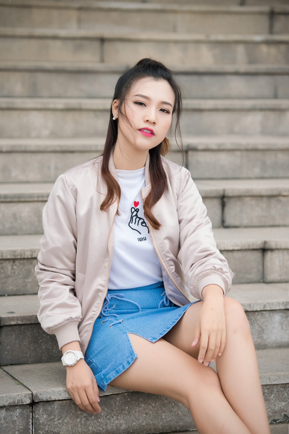 Á hậu Hoàng Oanh thấy mình "trẻ gần chục tuổi" khi dẫn Vietnam Idol Kids - 1 Á hậu Hoàng Oanh là MC Vietnam Idol Kids năm nay.