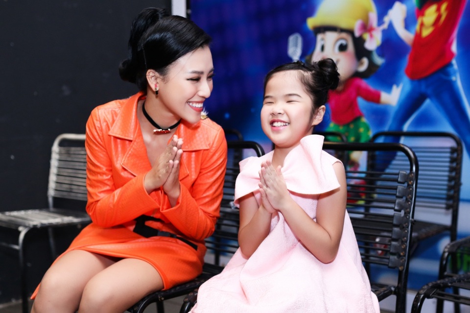 MC Hoàng Oanh tìm niềm vui trong công việc sau chuyện tình buồn - 7 Hoàng Oanh cho biết, bên các thí sinh nhí, cô quên hết mọi muộn phiền thời gian qua. Qua từng vòng thi, nữ MC thân thiết với các em nhỏ, được các em quấn quýt không rời.