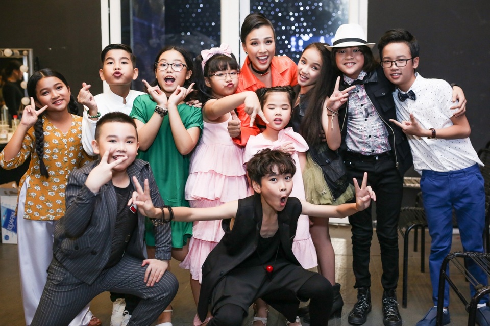 MC Hoàng Oanh tìm niềm vui trong công việc sau chuyện tình buồn - 3 Theo suốt Vietnam Idol Kids năm nay, Hoàng Oanh trau dồi kỹ lưỡng cách dẫn, cũng như tỉ mỉ chọn váy áo phù hợp chương trình.