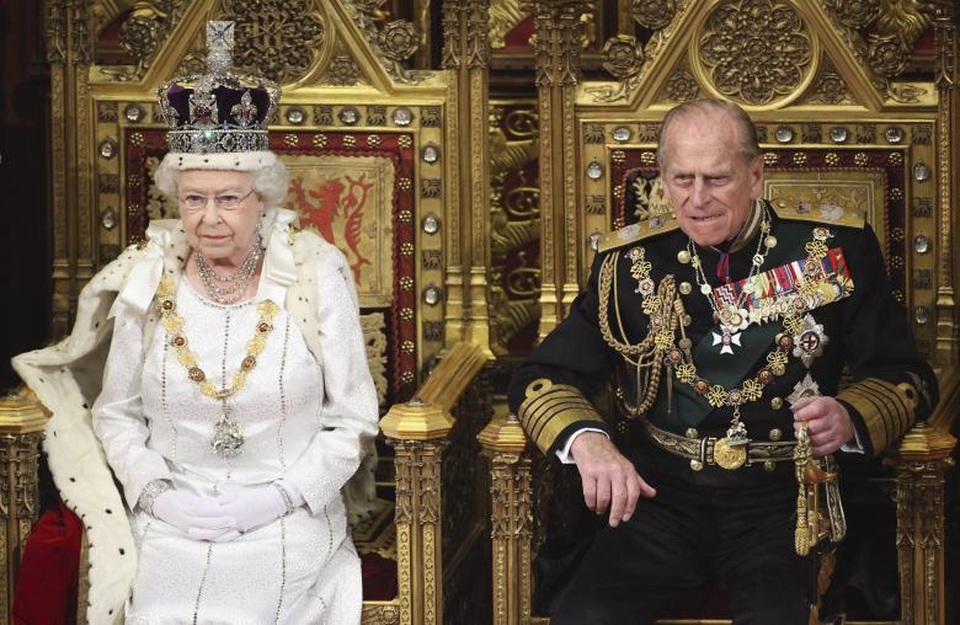 Những hình ảnh đẹp của phu quân Nữ hoàng Anh trước khi về hưu - 12 Nữ hoàng Elizabeth ngồi cạnh Hoàng thân Philip khi chuẩn bị đọc Thông điệp Nữ hoàng trước các nghị sĩ tại Thượng viện Anh ở London vào tháng 5/2012.