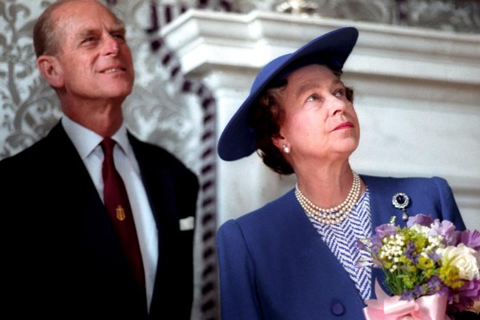 Những hình ảnh đẹp của phu quân Nữ hoàng Anh trước khi về hưu - 4 Cung điện Buckingham cho biết đây là quyết định của Hoàng thân Philip và được Nữ hoàng Elizabeth ủng hộ. Sau khi Hoàng thân chính thức “lui về ở ẩn”, Nữ hoàng vẫn sẽ tiếp tục thực hiện các nghĩa vụ của Hoàng gia Anh. Trong ảnh: Nữ hoàng Elizabeth và phu quân tới thăm bảo tàng Hàng hải ở London năm 1990.