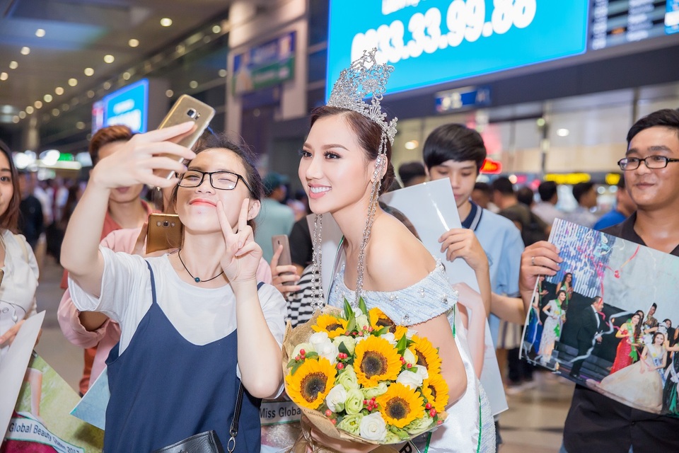 Người đẹp thân thiện với fans hâm mộ khi vừa bước xuống sân bay.