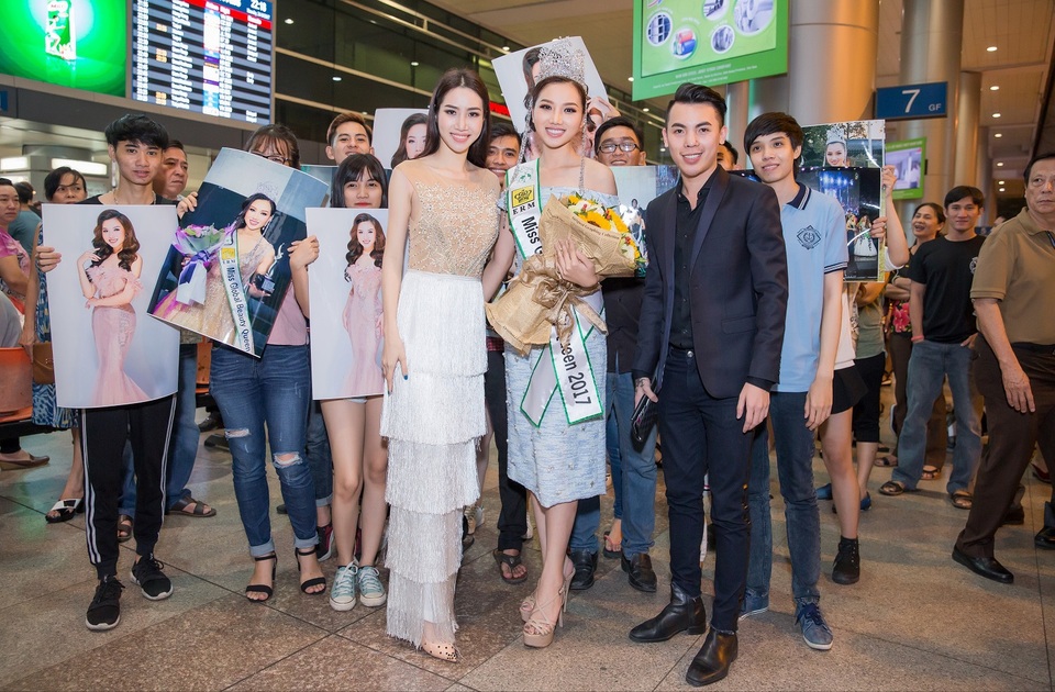 Bạn bè và người thân ra rận sân bay đón chào Hoàng Thu Thảo.