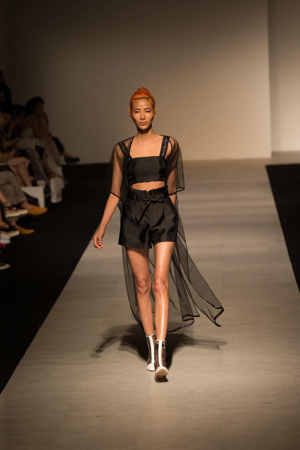 Hoàng Thùy từ London cũng trở về, thể hiện phong cách, thần thái tự tin, chuyên nghiệp.