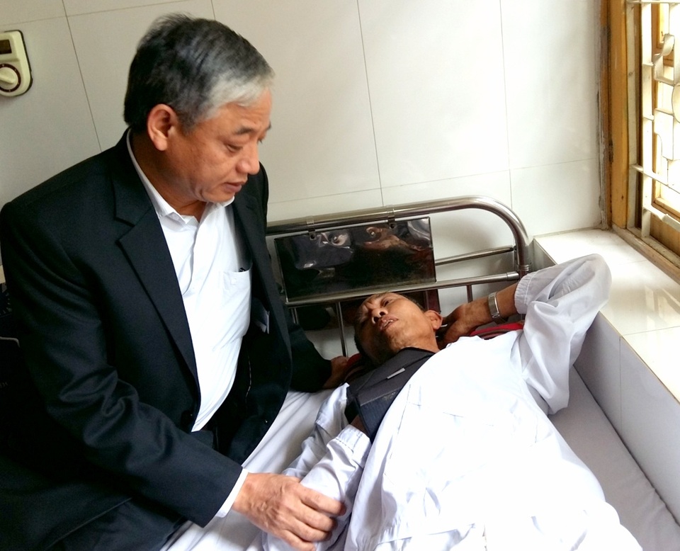 
Thứ trưởng Doãn Mậu Diệp tới thăm và tặng quà ông Hoàng Tiến Vin.
