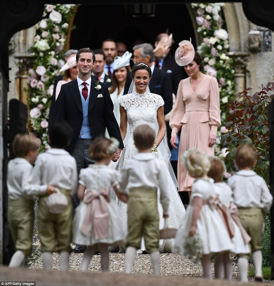 Hoàng tử, Công chúa Anh dễ thương trong đám cưới dì - 4
Cô dâu Pippa Middleton và chú rể James Matthews ngắm nhìn dàn phù dâu, phù rể trong đám cưới