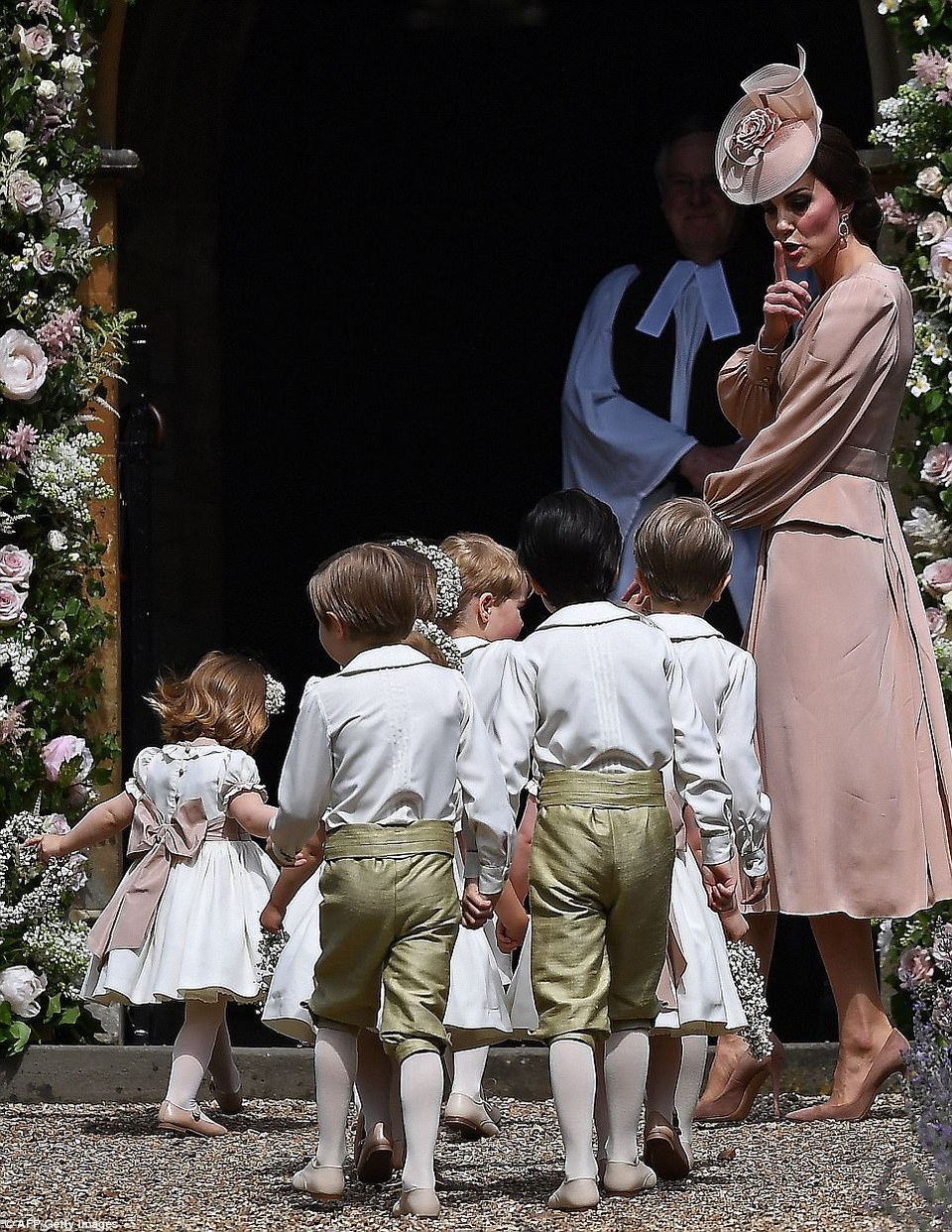 Hoàng tử, Công chúa Anh dễ thương trong đám cưới dì - 14
Công nương Kate Middleton dẫn đoàn phù dâu, rể vào bên trong nhà thờ St Marks để dự đám cưới
