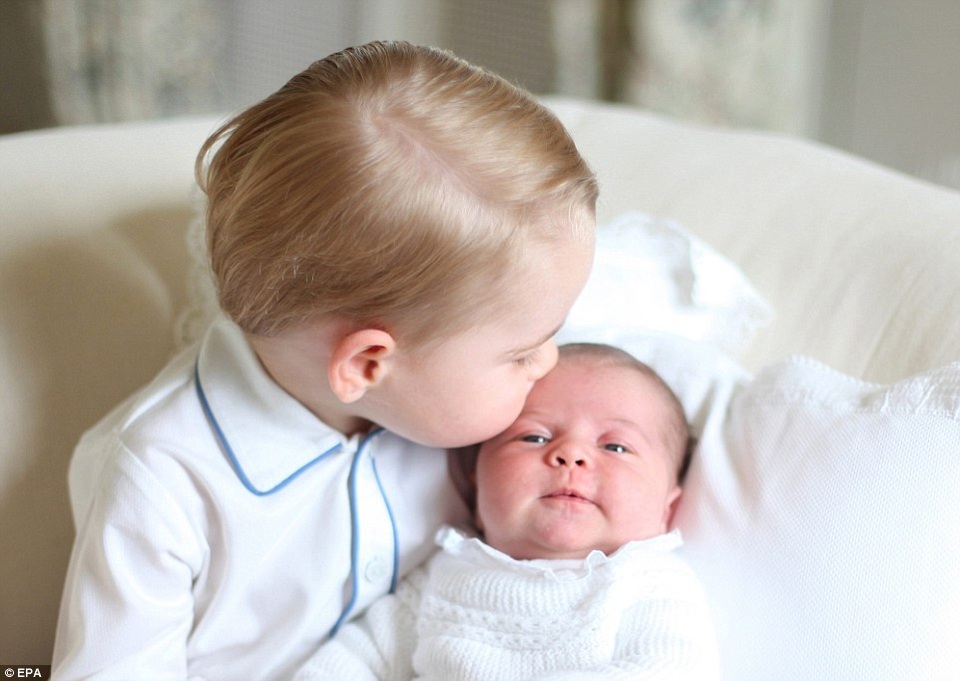 Công nương Kate được vinh danh vì những bức ảnh đẹp - 4 Hoàng tử George ôm hôn em gái, Công chúa Charlotte, vừa mới chào đời.