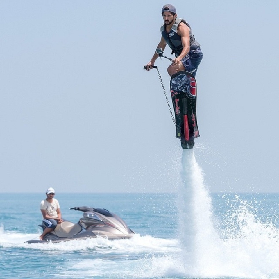 Thú vui đẳng cấp của Hoàng tử điển trai "đốn tim" hàng triệu cô gái - 7 Nhảy flyboard