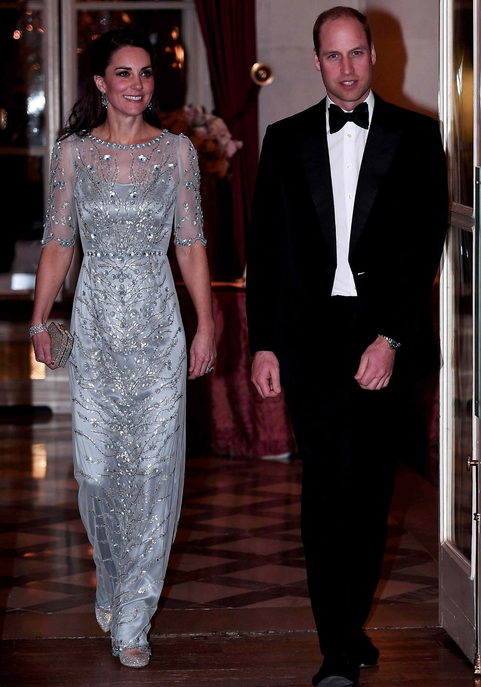 Công nương Anh thay 3 bộ trang phục trong ngày đầu thăm chính thức Pháp - 4
Theo Guardian, Hoàng tử William và Công nương Catherine đã đi máy bay riêng từ London tới Paris, và sau đó tới điện Elysee để có cuộc gặp với Tổng thống Pháp Hollande. (Ảnh: Reuters)