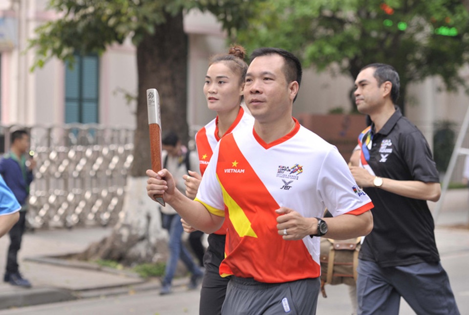 Hoàng Xuân Vinh dẫn đầu đoàn chạy tiếp sức ủng hộ SEA Games - 1
Hoàng Xuân Vinh tham gia đoàn chạy tiếp sức sáng ngày 9/4