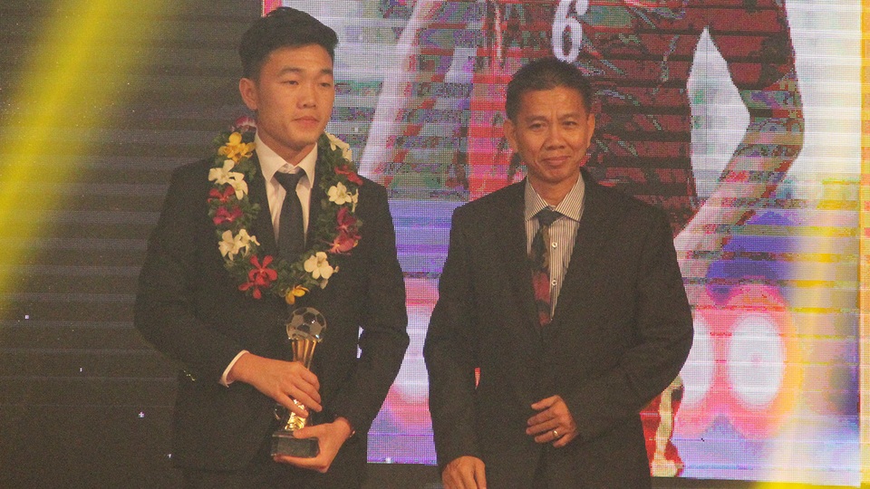 HLV Hoàng Anh Tuấn (phải) đặt mục tiêu qua vòng bảng cho đội tuyển U20 Việt Nam tại VCK World Cup U20 năm 2017 (ảnh: Trọng Vũ)