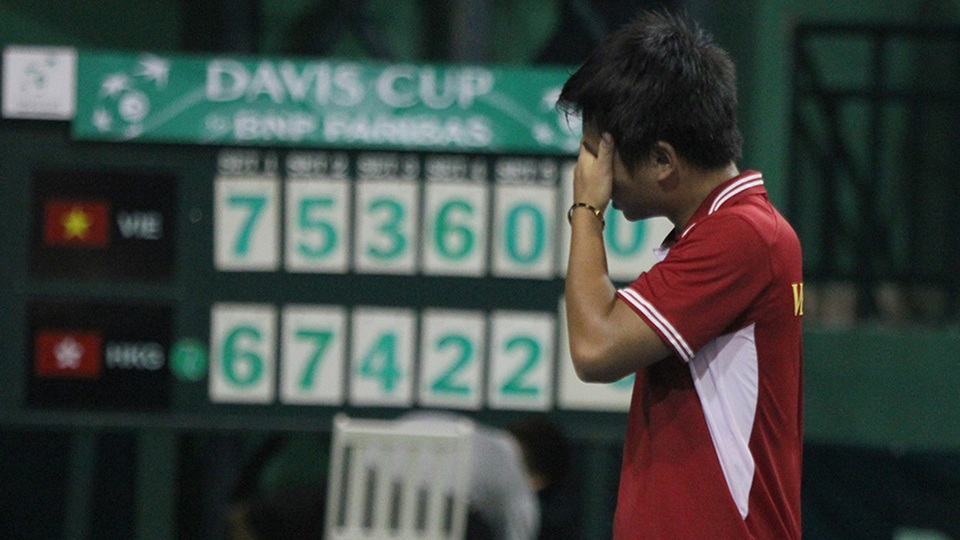Quần vợt Việt Nam thua Hong Kong tại Davis Cup - 2 ... nhưng Hoàng Thiên đã kiệt sức và không thể vượt qua lão tướng Rastogi, trước khi đội tuyển Việt Nam thua chung cuộc 2-3 (ảnh: K.Đ)