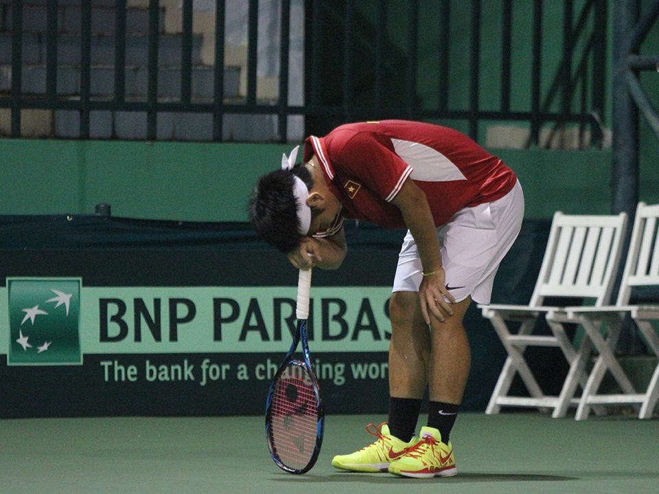 Quần vợt Việt Nam thua Hong Kong tại Davis Cup: Thất bại về chiến thuật - 3 Hoàng Thiên gần như kiệt sức vì phải thi đấu quá nhiều... (ảnh: K.Đ)