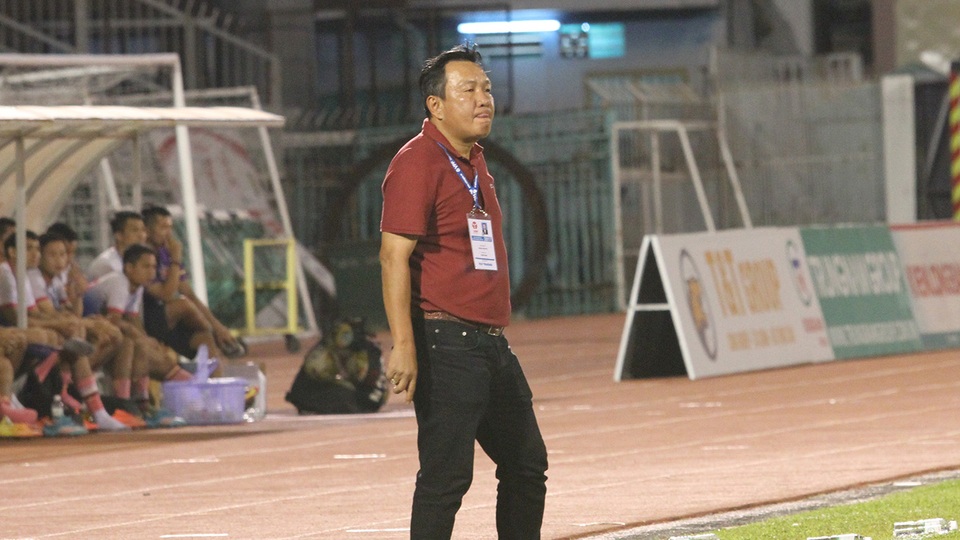 Về lý thuyết, Quảng Nam của HLV Hoàng Văn Phúc đang là cái tên gây sốt trên các phương tiện truyền thông, sau màn tranh cãi giữa lãnh đạo CLB này với bầu Đức bên phía HA Gia Lai, nhưng vẫn không đủ sức hút với khán giả TPHCM