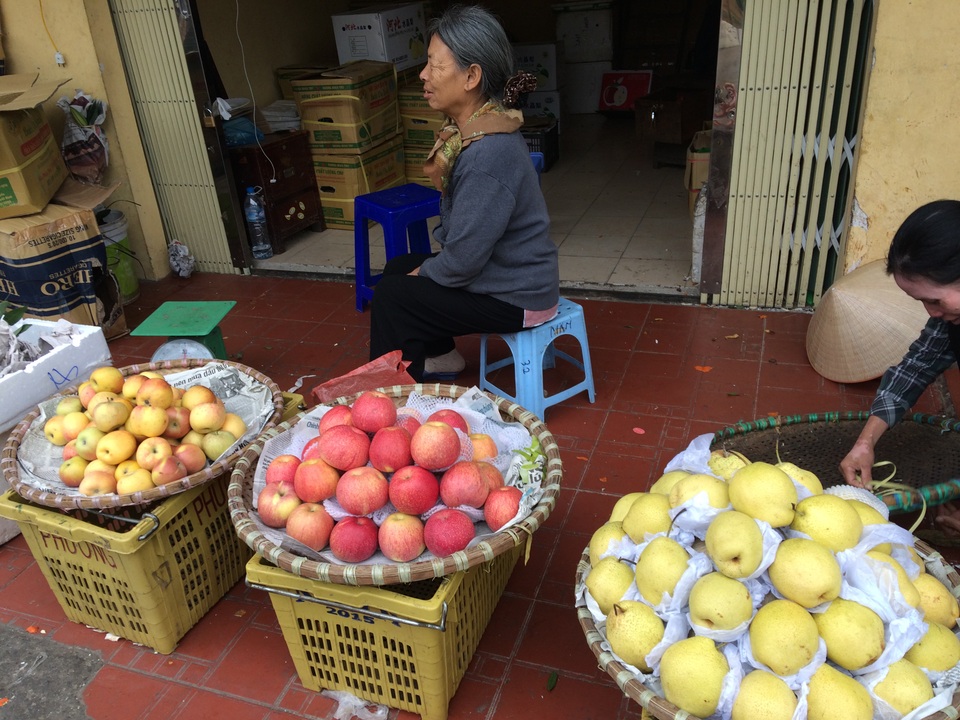 Cận Tết, hoa quả siêu rẻ, bán lỗ mà vẫn “ế chỏng ế chơ” - 2 Cận Tết, hoa quả siêu rẻ, bán lỗ mà vẫn “ế chỏng ế chơ” - 2