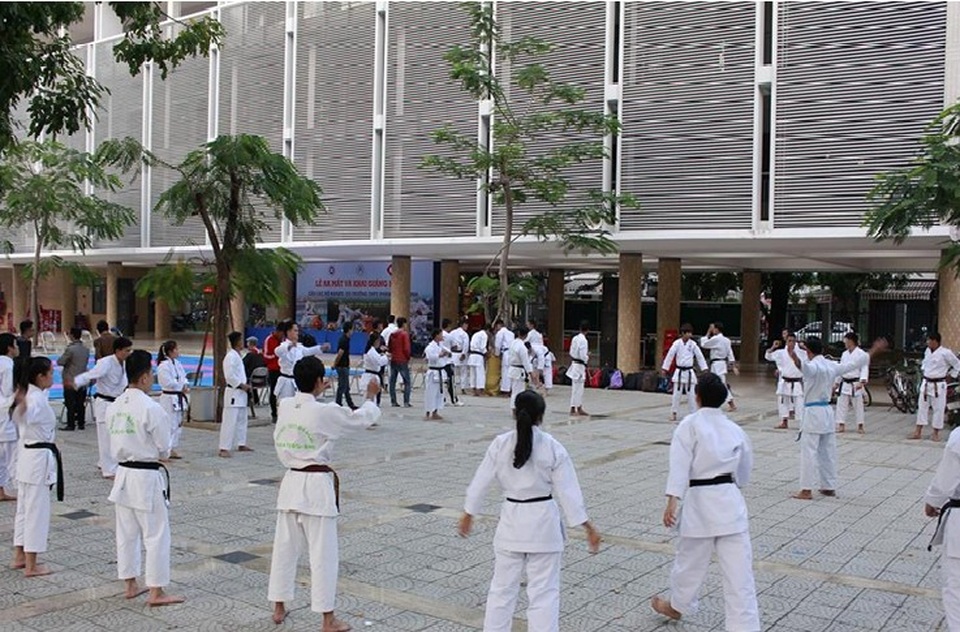 Học sinh Đà Nẵng tiếp tục được nghỉ hè trọn 3 tháng - 1 Các trường học ở Đà Nẵng mở cổng suốt kỳ nghỉ hè để học sinh, người dân đến luyện tập thể thao, đọc sách, thư giãn...
