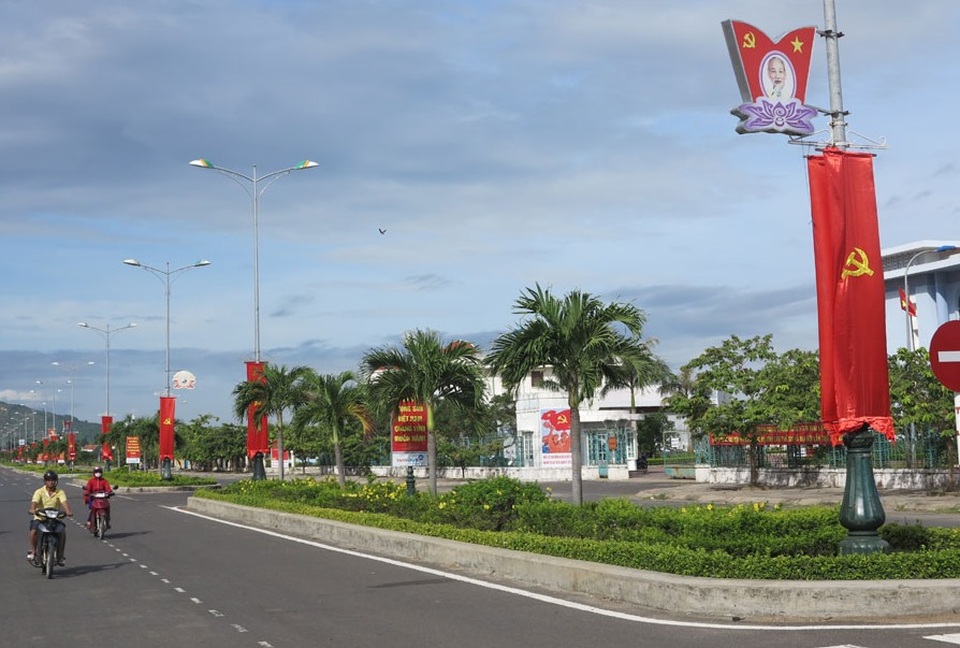 Phó Chủ tịch thị trấn bỏ trốn vì áp lực nợ nần - 1
Một góc đường trước UBND thị trấn Hòa Vinh.