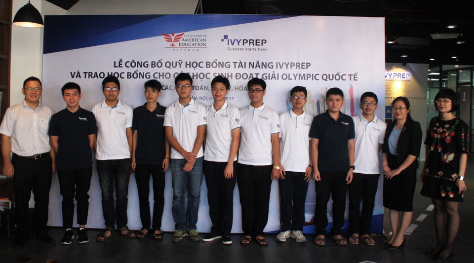 Học sinh đoạt giải Olympic quốc tế 2017 nhận học bổng tiếng Anh để đi du học - 1