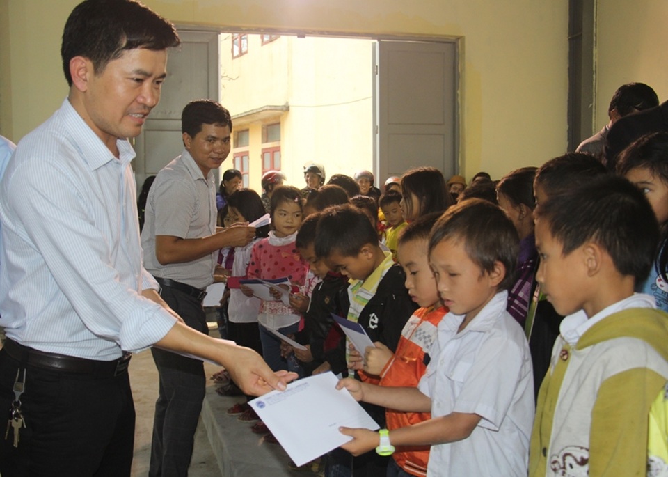 Trao 240 suất học bổng của Grobest Việt Nam đến học sinh nghèo học giỏi Hà Tĩnh - 1 Trao 240 suất học bổng của Grobest Việt Nam đến học sinh nghèo học giỏi Hà Tĩnh - 1