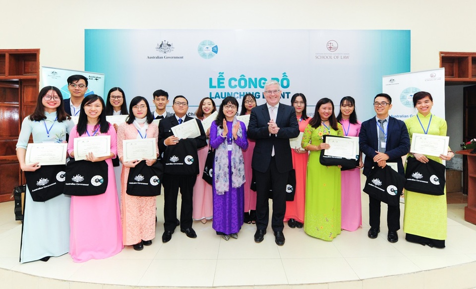 Australia hỗ trợ đào tạo sau đại học Pháp luật về Quyền con người tại Việt Nam - 1
Các học viên nhận học bổng Pháp luật và Quyền con người của Chính phủ Australia