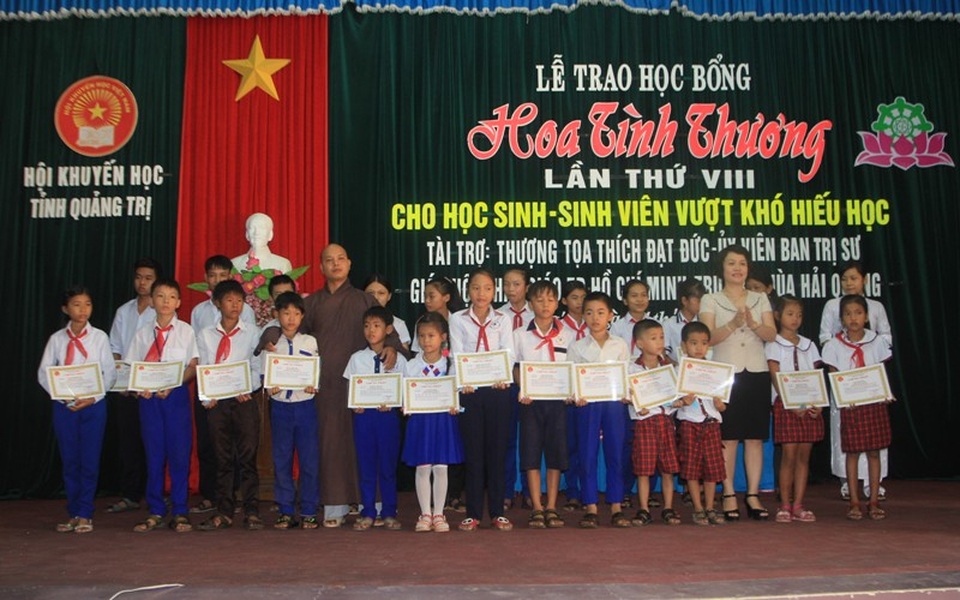 Quảng Trị: Trao hàng trăm suất học bổng tình thương đến học sinh, sinh viên nghèo - 1 Bà Hồ Thị Thu Hằng, Trưởng ban Tuyên giáo Tỉnh ủy trao học bổng đến các học sinh