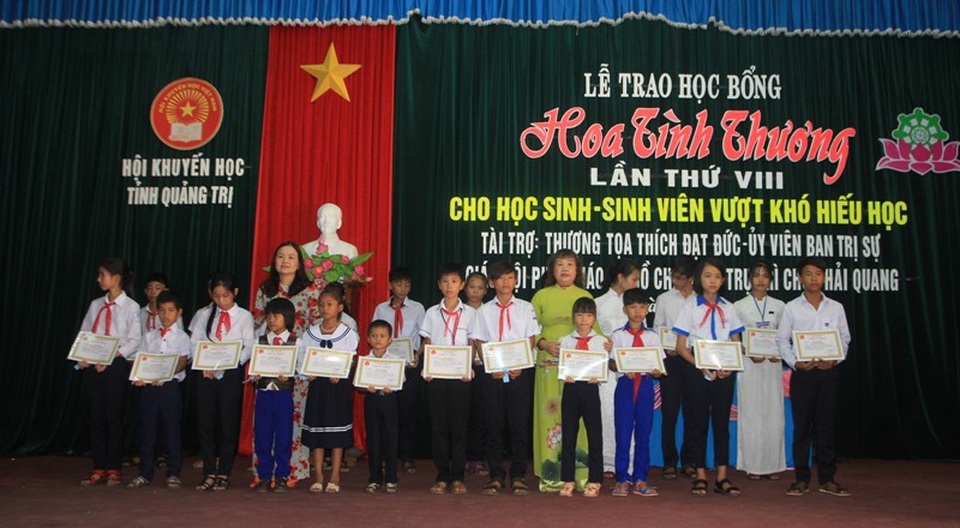 Quảng Trị: Trao hàng trăm suất học bổng tình thương đến học sinh, sinh viên nghèo - 2
Bà Lê Thị Hương, Giám đốc Sở GD-ĐT tỉnh Quảng Trị và bà Nguyễn Thị Hồng Vân, Chủ tịch Hội Khuyến học Quảng Trị trao học bổng cho các em.