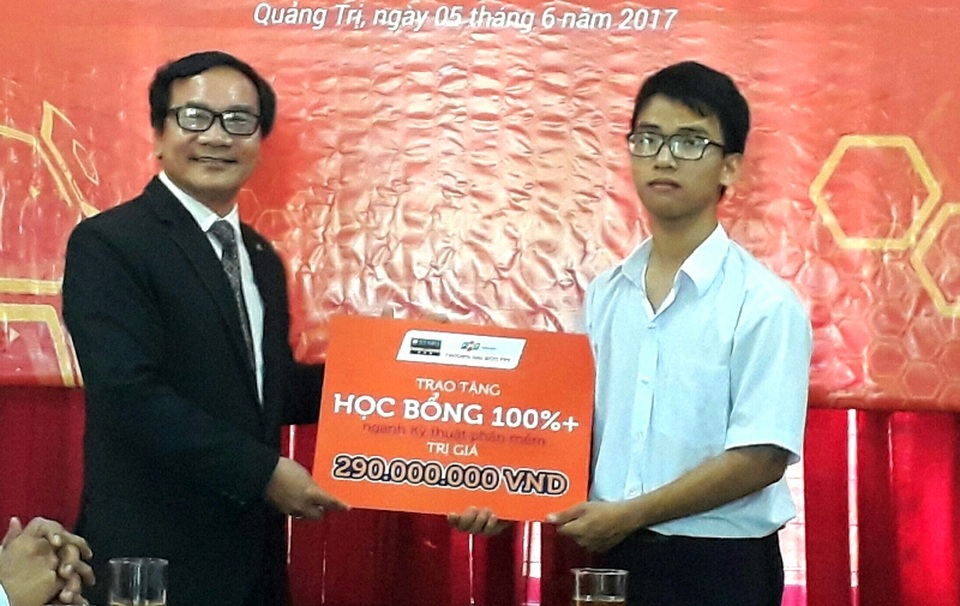 Nam sinh đạt giải Ba cuộc thi Intel ISEF 2017 nhận được học bổng gần 300 triệu đồng - 1 Đại diện FPT trao học bổng cho em Phạm Huy