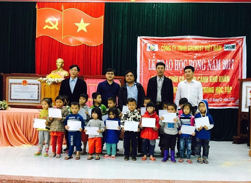 Trao 185 suất học bổng Grobest Việt Nam đến học sinh nghèo vượt khó Quảng Trị, Thừa Thiên Huế - 3 Trao học bổng cho học sinh Trường mầm non Phong Hải...