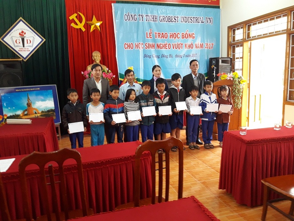 Trao 185 suất học bổng Grobest Việt Nam đến học sinh nghèo vượt khó Quảng Trị, Thừa Thiên Huế - 8 Các em học sinh Trường tiểu học Hoàng Hoa Thám, Đông Giang, Đông Hà, Quảng Trị đón nhận học bổng Grobest