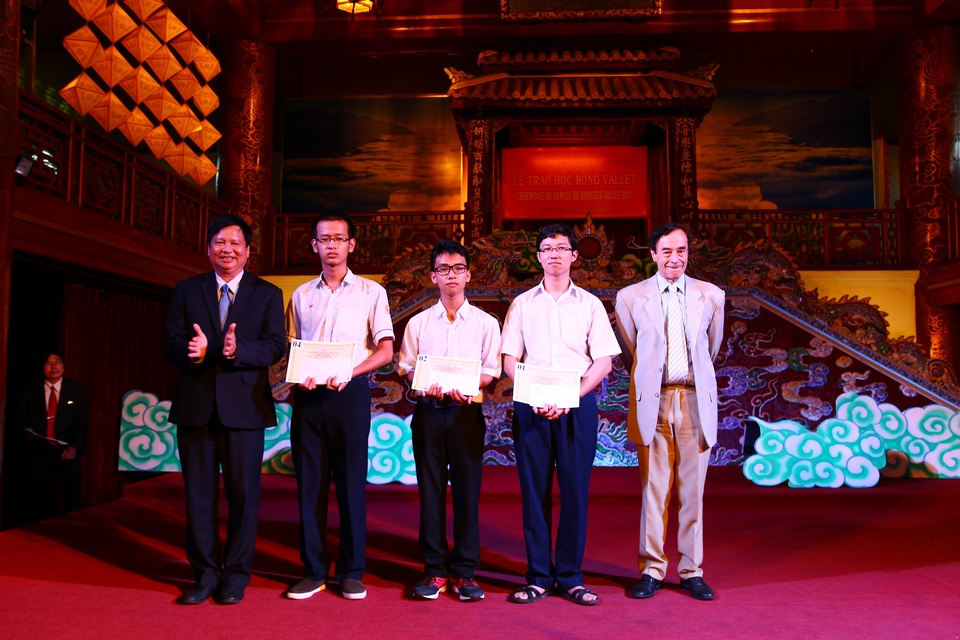 Trao học bổng Vallet đến học sinh, sinh viên giỏi tỉnh Thừa Thiên Huế - 2
Ông Nguyễn Dung cùng Giáo sư Odon Vallet (ngoài cùng bên phải) trao học bổng cho học sinh tiêu biểu. “Cậu bé Google” Phan Đăng Nhật Minh - Quán quân Đường lên đỉnh Olympia 2017 cũng có mặt trong buổi lễ trao học bổng Vallet (thứ hai từ phải sang)