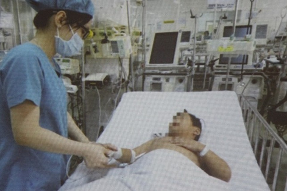 Bé trai phải cắt phổi vì hóc bóng đèn led hơn năm trước - 1 Chiếc bóng đèn led nằm trong phổi cả năm đã khiến bệnh nhi bị nhiễm trùng nặng