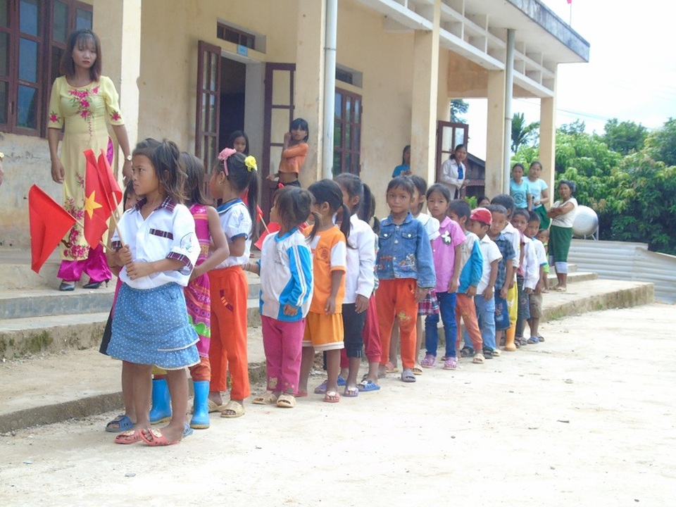 Quảng Bình: Thầy cô vượt rừng đón học sinh về trường dự lễ khai giảng - 3 Các em học sinh lớp 1 tại Trường PTDT bán trú tiểu học và THCS số 2 Trọng Hóa