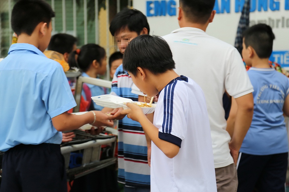 Ai đang tước đoạt giờ chơi của trẻ? - 3 Một học sinh tranh thủ ăn vội trước giờ bước vào buổi học thêm