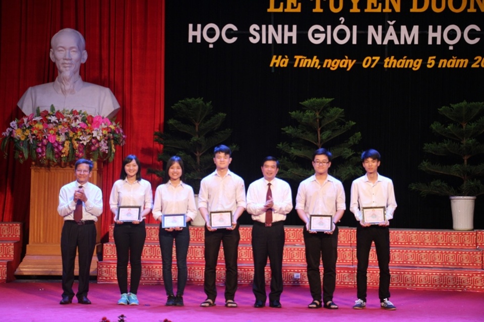 
Lãnh đạo tỉnh và Hội Khuyến học tỉnh Hà Tĩnh tặng quà cho các em học sinh đạt giải cao trong kỳ thi học sinh giỏi THPT cấp quốc gia năm học 2016 -2017

